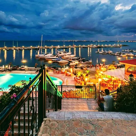 Golden Dream In Marina Apartment
